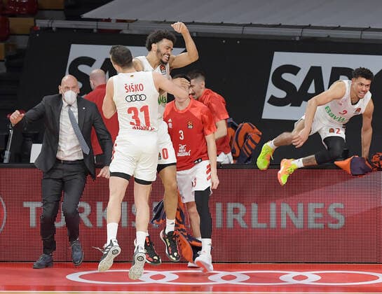 19 03 2021, xemx, Basketball EuroLeague, FC Bayern Muenchen Anadolu Efes Istanbul emspor, v l team, players, cheer at the end of the match, celebrate at the end of the match Muenchen