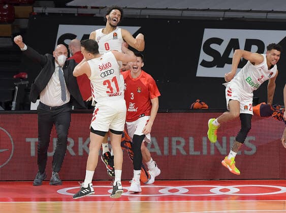 19 03 2021, xemx, Basketball EuroLeague, FC Bayern Muenchen Anadolu Efes Istanbul emspor, v l team, players, cheer at the end of the match, celebrate at the end of the match Muenchen