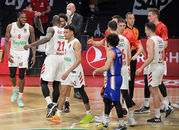 19 03 2021, xemx, Basketball EuroLeague, FC Bayern Muenchen Anadolu Efes Istanbul emspor, v l team, players, cheer at the end of the match, celebrate at the end of the match Muenchen