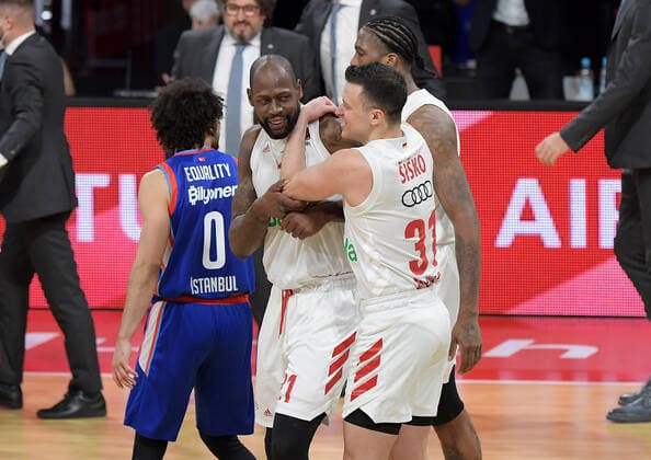 19 03 2021, xemx, Basketball EuroLeague, FC Bayern Muenchen Anadolu Efes Istanbul emspor, v l team, players, cheer at the end of the match, celebrate at the end of the match Muenchen