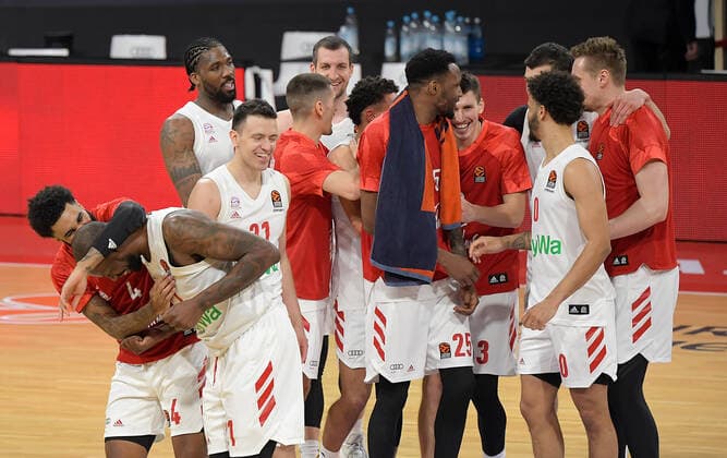 19 03 2021, xemx, Basketball EuroLeague, FC Bayern Muenchen Anadolu Efes Istanbul emspor, v l team, players, cheer at the end of the match, celebrate at the end of the match Muenchen