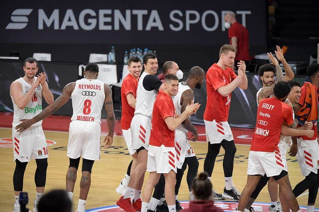 19 03 2021, xemx, Basketball EuroLeague, FC Bayern Muenchen Anadolu Efes Istanbul emspor, v l team, players, cheer at the end of the match, celebrate at the end of the match Muenchen
