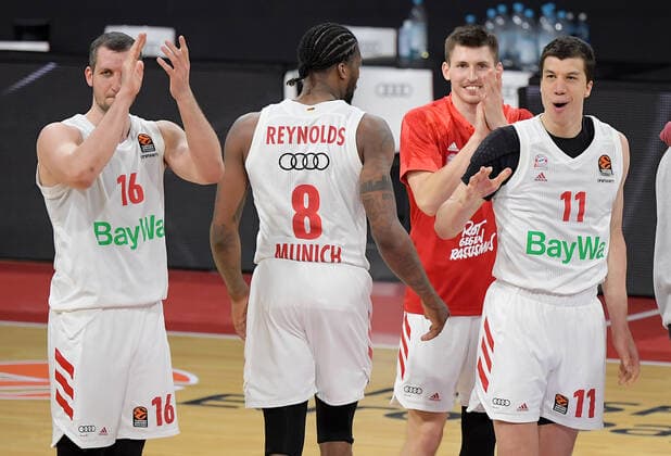19 03 2021, xemx, Basketball EuroLeague, FC Bayern Muenchen Anadolu Efes Istanbul emspor, v l team, players, cheer at the end of the match, celebrate at the end of the match Muenchen