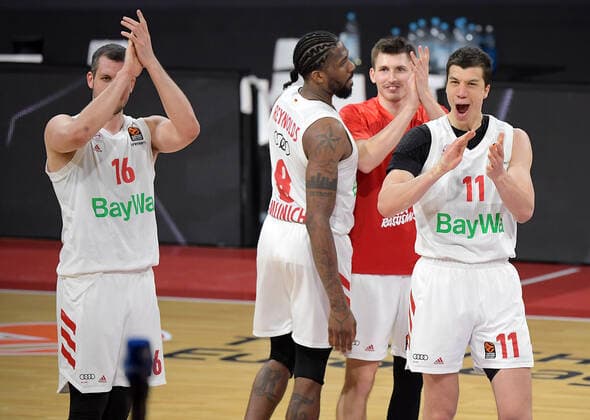 19 03 2021, xemx, Basketball EuroLeague, FC Bayern Muenchen Anadolu Efes Istanbul emspor, v l team, players, cheer at the end of the match, celebrate at the end of the match Muenchen