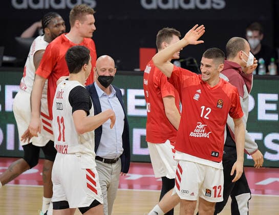 19 03 2021, xemx, Basketball EuroLeague, FC Bayern Muenchen Anadolu Efes Istanbul emspor, v l team, players, cheer at the end of the match, celebrate at the end of the match Muenchen