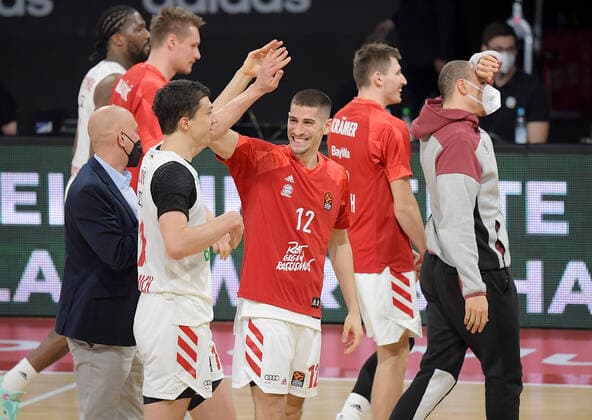 19 03 2021, xemx, Basketball EuroLeague, FC Bayern Muenchen Anadolu Efes Istanbul emspor, v l team, players, cheer at the end of the match, celebrate at the end of the match Muenchen