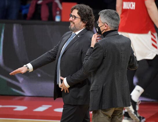 19 03 2021, xemx, Basketball EuroLeague, FC Bayern Muenchen Anadolu Efes Istanbul emspor, f l Head Coach Andrea Trinchieri FC Bayern Basketball , President Herbert Hainer FC Bayern Basketball team, players, cheer at the end of the match, celebrate at the end of the match Muenchen