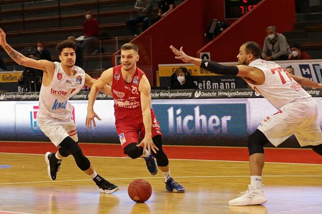 20 03 2021, xovx, Basketball BBL, JobStairs Giessen 46ers s Oliver Würzburg v l Joshua Obiesie s Oliver Würzburg , Ferdinand Zylka Giessen 46ers , Alex King s Oliver Würzburg Giessen Sporthalle Giessen Ost Hessen Germany EN