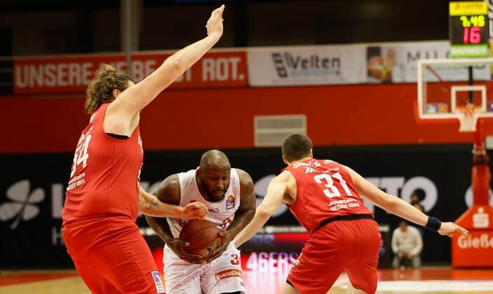 20 03 2021, Basketball, BBL 2020 2021, 24 Matchday, JobStairs GIESSEN 46ers s Oliver Wuerzburg, GER, Giessen, Sporthalle Giessen Ost, Picture from left John Bryant JobStairs GIESSEN 46ers , Murphy Holloway s Oliver Wuerzburg and Scottie James JobStairs GIESSEN 46ers Copyright: HMBxMedia xHeikoxBecker