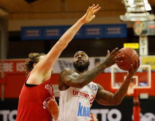 20 03 2021, Basketball, BBL 2020 2021, 24 Matchday, JobStairs GIESSEN 46ers s Oliver Wuerzburg, GER, Giessen, Sporthalle Giessen Ost, Picture from left John Bryant JobStairs GIESSEN 46ers and Murphy Holloway s Oliver Wuerzburg Copyright: HMBxMedia xHeikoxBecker