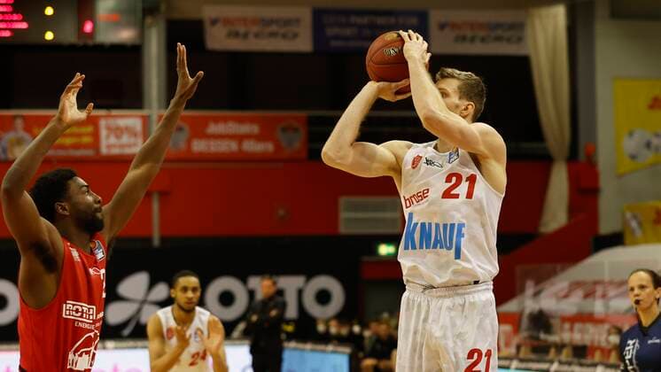 20 03 2021, Basketball, BBL 2020 2021, 24 Matchday, JobStairs GIESSEN 46ers s Oliver Wuerzburg, GER, Giessen, Sporthalle Giessen Ost, picture from left Isaac Brandon Hamilton JobStairs GIESSEN 46ers and Florian Koch s Oliver Wuerzburg Copyright: HMBxMedia xHeikoxBecker