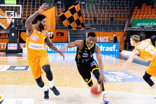 Polas Bartolo 13 MHP Riesen Ludwigsburg, Aric Holman Ratiopharm Ulm 35 GER, Ratiopharm Ulm vs MHP Riesen Ludwigsburg, easycredit 1 Bundesliga Basketball, Matchday 24, Season 2020 21, 20 03 2021 Ratiopharm Ulm vs MHP Riesen Ludwigsburg, 1 Basketball Bundesliga New Ulm. Copyright: xEibner-Pressefoto RogerxBuerkex EP_EER