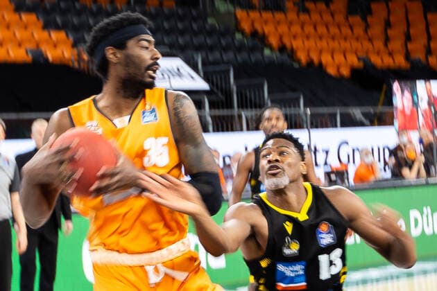 Polas Bartolo 13 MHP Riesen Ludwigsburg, Aric Holman Ratiopharm Ulm 35 GER, Ratiopharm Ulm vs MHP Riesen Ludwigsburg, easycredit 1 Bundesliga Basketball, Matchday 24, Season 2020 21, 20 03 2021 Ratiopharm Ulm vs MHP Riesen Ludwigsburg, 1 Basketball Bundesliga New Ulm. Copyright: xEibner-Pressefoto RogerxBuerkex EP_EER