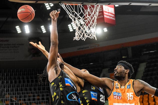 GER, BBL, ratiopharm ulm vs MHP RIESEN Ludwigsburg 20 03 2021, ratiopharm arena, Neu Ulm, GER, BBL, ratiopharm ulm vs MHP RIESEN Ludwigsburg, pictured Aric Holman Ulm, 35 secures rebound nordphotoxGmbHx xHafner nph00200