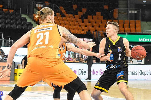 GER, BBL, ratiopharm ulm vs MHP RIESEN Ludwigsburg 20 03 2021, ratiopharm arena, Neu Ulm, GER, BBL, ratiopharm ulm vs MHP RIESEN Ludwigsburg, pictured Dylan Osetkowski Ulm, 21 , Jordan Hulls Ludwigsburg, 1 nordphotoxGmbHx xHafner nph00200