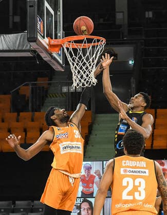 GER, BBL, ratiopharm ulm vs MHP RIESEN Ludwigsburg 20 03 2021, ratiopharm arena, Neu Ulm, GER, BBL, ratiopharm ulm vs MHP RIESEN Ludwigsburg, pictured Yorman Polas Bartolo Ludwigsburg, 13 scores vs Aric Holman Ulm, 35 nordphotoxGmbHx xHafner nph00200