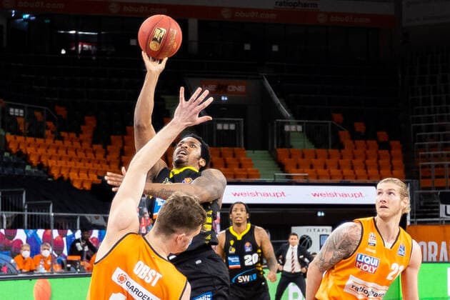 Polas Bartolo 13 MHP Riesen Ludwigsburg, Dylan Osetkowski Ratiopharm Ulm 21 GER, Ratiopharm Ulm vs MHP Riesen Ludwigsburg, easycredit 1 Bundesliga Basketball, 24 Matchday, Season 2020 21, 20 03 2021 Ratiopharm Ulm vs MHP Riesen Ludwigsburg, 1 Basketball Bundesliga Neu Ulm Copyright: xEibner-Pressefoto RogerxBuerkex EP_EER