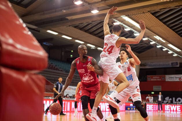 easyCredit Basketball Bundesliga JobStairs Giessen 46ers s Oliver Wuerzburg, 20 03 21 Brandon Bowman 15 Giessen 46ers , Cameron Hunt 24 Wuerzburg , Sporthalle Giessen Ost Giessen, 20 03 21 Copyright: xBEAUTIFULxSPORTS Roeczeyx