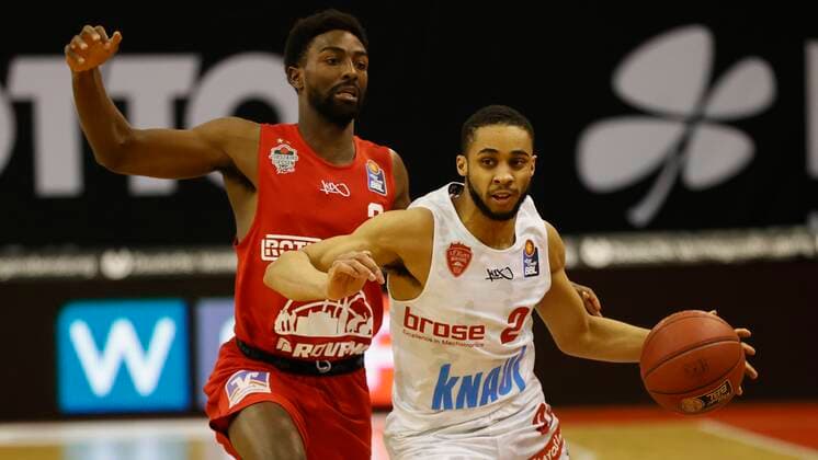 20 03 2021, Basketball, BBL 2020 2021, 24 Matchday, JobStairs GIESSEN 46ers s Oliver Wuerzburg, GER, Giessen, Sporthalle Giessen Ost, picture from left Isaac Brandon Hamilton JobStairs GIESSEN 46ers and Cameron Hunt s Oliver Wuerzburg Copyright: HMBxMedia xHeikoxBecker