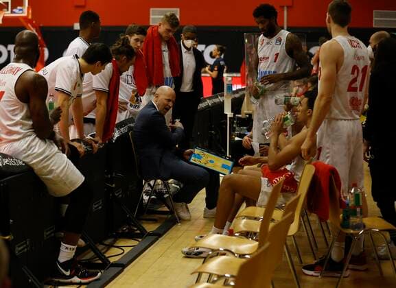 20 03 2021, Basketball, BBL 2020 2021, 24 match day, JobStairs GIESSEN 46ers s Oliver Wuerzburg, GER, Giessen, Sporthalle Giessen Ost, picture time out with head coach Denis Wucherer s Oliver Wuerzburg. Copyright: HMBxMedia xHeikoxBecker