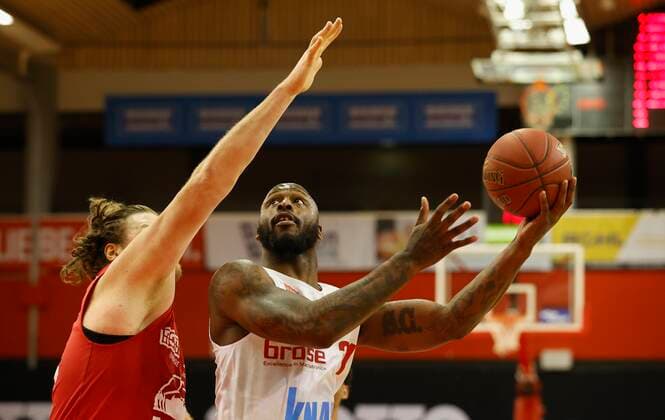 20 03 2021, Basketball, BBL 2020 2021, 24 Matchday, JobStairs GIESSEN 46ers s Oliver Wuerzburg, GER, Giessen, Sporthalle Giessen Ost, Picture from left John Bryant JobStairs GIESSEN 46ers and Murphy Holloway s Oliver Wuerzburg Copyright: HMBxMedia xHeikoxBecker