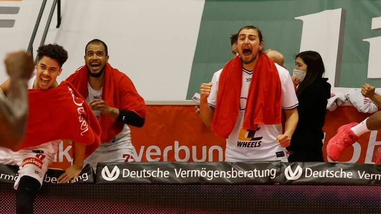 20 03 2021, Basketball, BBL 2020 2021, 24 Spieltag, JobStairs GIESSEN 46ers s Oliver Wuerzburg, GER, Giessen, Sporthalle Giessen Ost, Bild Freude über den Sieg bei f li Joshua Obiesie s Oliver Wuerzburg , Alex King s Oliver Wuerzburg und Julian Albus s Oliver Wuerzburg Copyright: HMBxMedia xHeikoxBecker