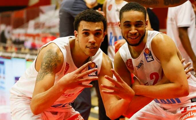 20 03 2021, Basketball, BBL 2020 2021, 24 matchday, JobStairs GIESSEN 46ers s Oliver Wuerzburg, GER, Giessen, Sporthalle Giessen Ost, picture joy over the win at v li Tyson Ward s Oliver Wuerzburg and Cameron Hunt s Oliver Wuerzburg. Copyright: HMBxMedia xHeikoxBecker