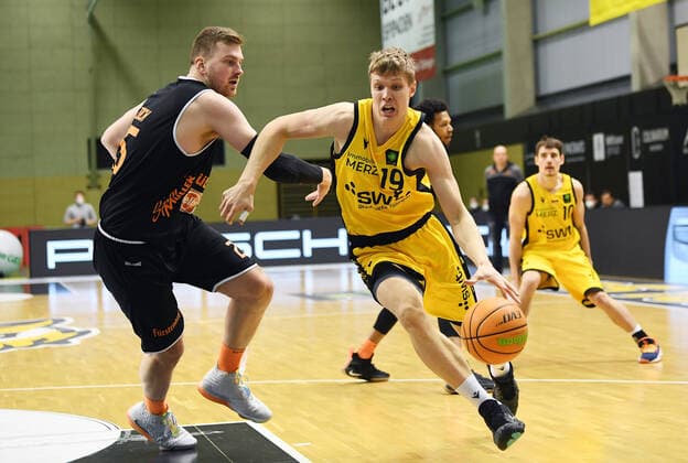 Basketball 2 Bundesliga 2020 2021 7 matchday in Rottenburg at Volksbank Arena 20 03 2021 Tigers Tuebingen wiha Panthers Schwenningen Elias Valtonen re, Tigers vs Robin Jorch Schwenningen.