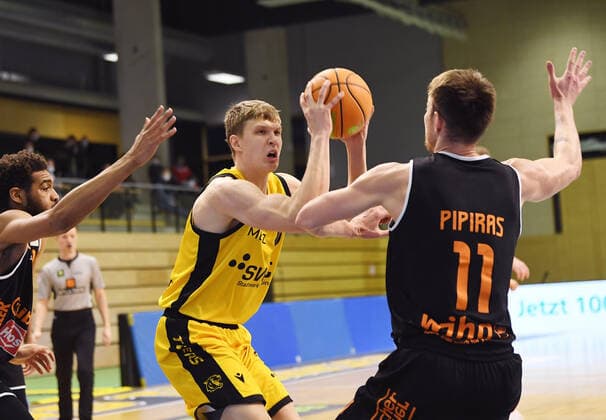 Basketball 2 Bundesliga 2020 2021 7 match day in Rottenburg at Volksbank Arena 20 03 2021 Tigers Tuebingen wiha Panthers Schwenningen Elias Valtonen centre, Tigers vs Rytis Pipitas re, Schwenningen.