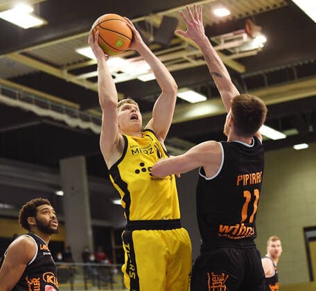 Basketball 2 Bundesliga 2020 2021 7 match day in Rottenburg at Volksbank Arena 20 03 2021 Tigers Tuebingen wiha Panthers Schwenningen Elias Valtonen centre, Tigers vs Rytis Pipitas re, Schwenningen.