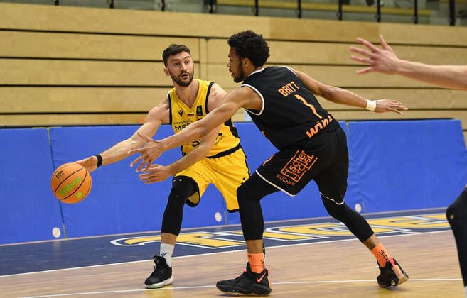 Basketball 2 Bundesliga 2020 2021 7 match day in Rottenburg at Volksbank Arena 20 03 2021 Tigers Tuebingen wiha Panthers Schwenningen Besnik Bekteshi li, Tigers vs Nate Britt re, Schwenningen.