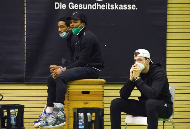 Basketball 2 Bundesliga 2020 2021 7 matchday in Rottenburg at Volksbank Arena 20 03 2021 Tigers Tuebingen wiha Panthers Schwenningen Isaiah Crawley, Joshua Sharkey and Ryan Richard Mikesell v li Tigers watch the game