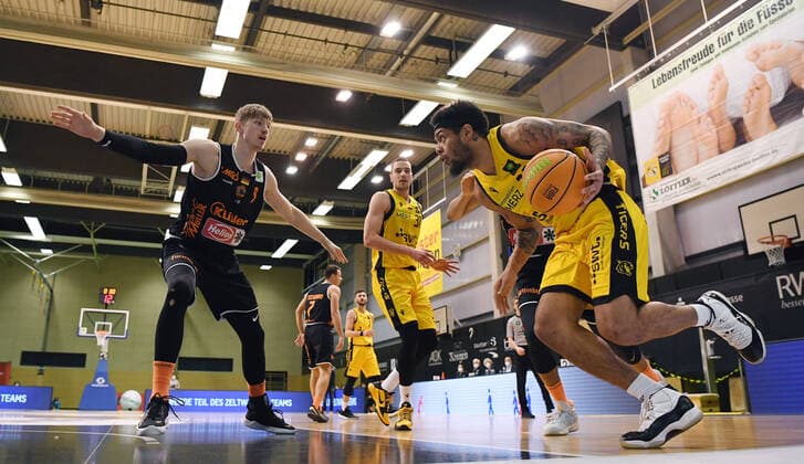 Basketball 2 Bundesliga 2020 2021 7 matchday in Rottenburg at Volksbank Arena 20 03 2021 Tigers Tuebingen wiha Panthers Schwenningen Troy Simons r, Tigers vs Jonas Niedermanner l, Schwenningen.
