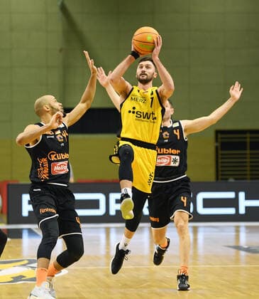Basketball 2 Bundesliga 2020 2021 7 matchday in Rottenburg at Volksbank Arena 20 03 2021 Tigers Tuebingen wiha Panthers Schwenningen Besnik Bekteshi centre, Tigers vs Ivan Mikulic r, Schwenningen and Kevin Bryant l, Schwenningen.
