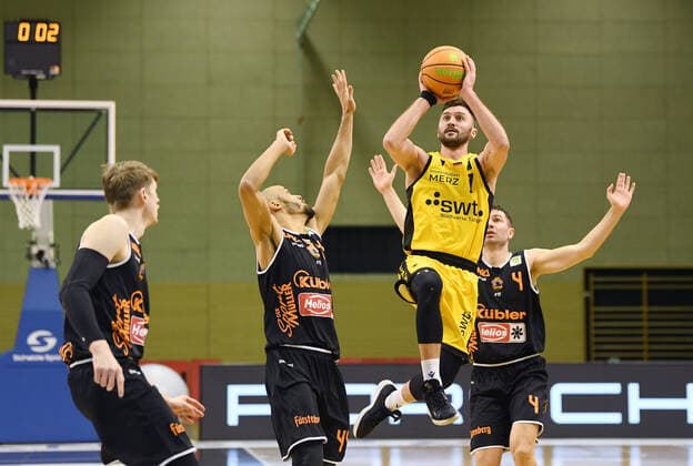 Basketball 2 Bundesliga 2020 2021 7 match day in Rottenburg at Volksbank Arena 20 03 2021 Tigers Tuebingen wiha Panthers Schwenningen Besnik Bekteshi 2 v right, Tigers vs Ivan Mikulic rh, Schwenningen and Kevin Bryant 2 v left, Schwenningen.