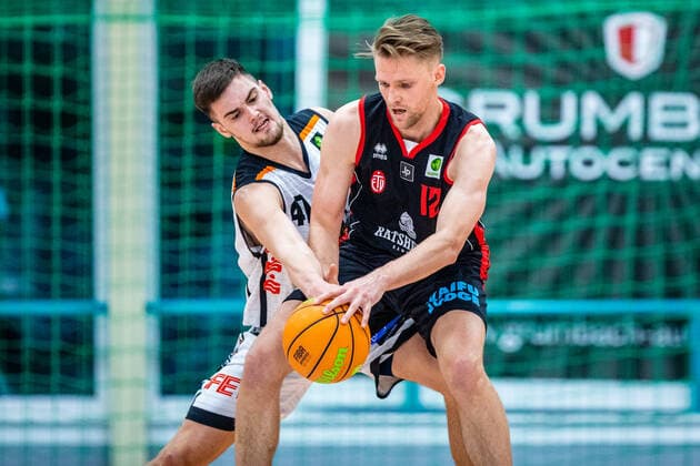 Sandro Antunovic 1 BSW Sixers , Jan Gust 12 ETV Hamburg Basketball during the 2020 21 mens season in the Barmer Bundesliga ProB between BSW Sixers and ETV Hamburg Basketball at the Ballsporthalle Sandersdorf on 20 March 2021 in Sandersdorf, Saxony Anhalt, Germany