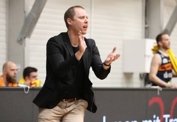 20 03 2021 Basketball Season 2019 2020 2 Bundesliga Pro A 27 Spieltag Nürnberg Falcons Basketball Club NBC Rostock Seawolves DaMa Dirk Bauermann coach head coach coach Rostock Seawolves applauds claps hands gives instructions
