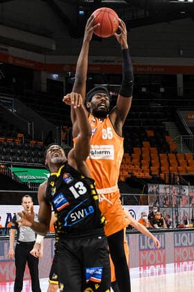 GER, BBL, ratiopharm ulm vs MHP RIESEN Ludwigsburg 20 03 2021, ratiopharm arena, Neu Ulm, GER, BBL, ratiopharm ulm vs MHP RIESEN Ludwigsburg, pictured Aric Holman Ulm, 35 wins the rebound against Yorman Polas Bartolo Ludwigsburg, 13 nordphotoxGmbHx xHafner nph00200