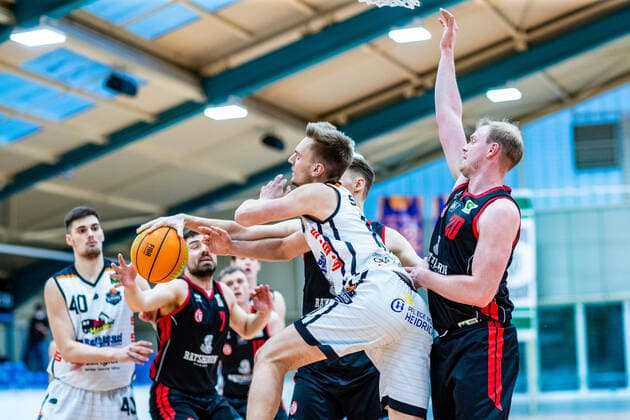Marco Rahn 15 BSW Sixers , Vladimir Migunov 20 ETV Hamburg Basketball during the season 2020 21 Men in the Barmer Bundesliga ProB between BSW Sixers and ETV Hamburg Basketball at the Ballsporthalle Sandersdorf on 20 March 2021 in Sandersdorf, Saxony Anhalt, Germany