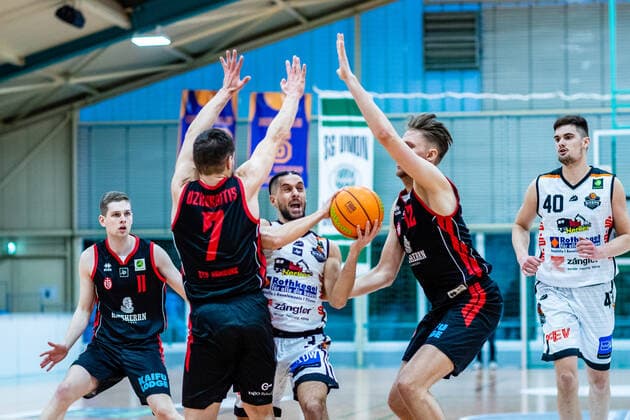 Vidmantas Uzkuraitis 8 7 ETV Hamburg Basketball , Yasin Turan 3 BSW Sixers , Jan Gust 12 ETV Hamburg Basketball during the 2020 21 mens Barmer Bundesliga ProB season between BSW Sixers and ETV Hamburg Basketball at Ballsporthalle Sandersdorf on 20 March 2021 in Sandersdorf, Saxony-Anhalt, Germany