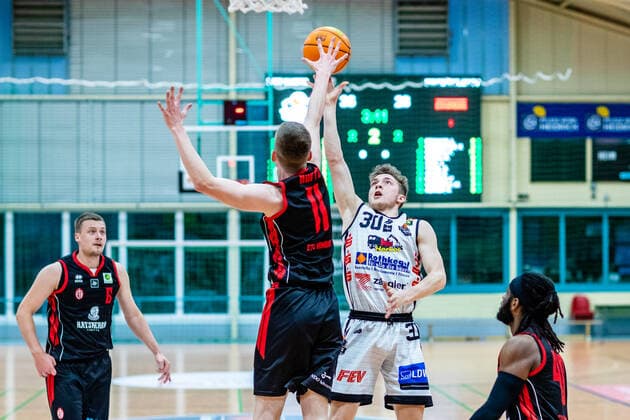 Vincent Friederici 30 BSW Sixers , Marcel Hoppe 11 ETV Hamburg Basketball during the 2020 21 mens season in the Barmer Bundesliga ProB between BSW Sixers and ETV Hamburg Basketball at the Ballsporthalle Sandersdorf on 20 March 2021 in Sandersdorf, Saxony Anhalt, Germany