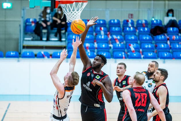 Mayika Lungongo 21 ETV Hamburg Basketball , Lucien Schmikale 9 BSW Sixers during the 2020 21 mens season in the Barmer Bundesliga ProB between BSW Sixers and ETV Hamburg Basketball at Ballsporthalle Sandersdorf on 20 March 2021 in Sandersdorf, Saxony Anhalt, Germany