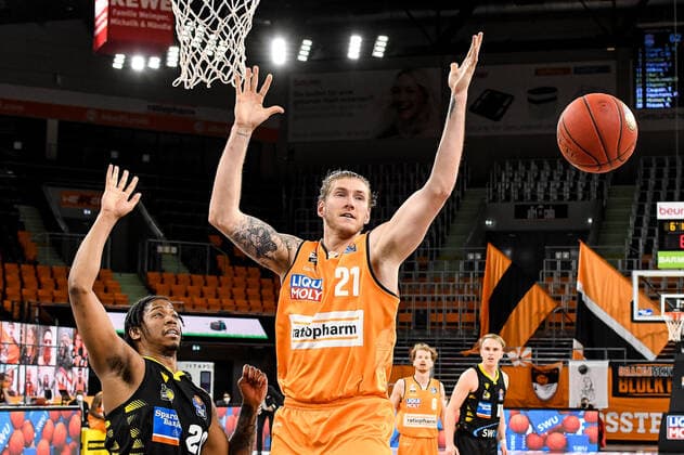 GER, BBL, ratiopharm ulm vs MHP RIESEN Ludwigsburg 20 03 2021, ratiopharm arena, Neu Ulm, GER, BBL, ratiopharm ulm vs MHP RIESEN Ludwigsburg, in picture Dylan Osetkowski Ulm, 21 loses the ball against Desi Rodriguez Ludwigsburg, 20 nordphotoxGmbHx xHafner nph00200