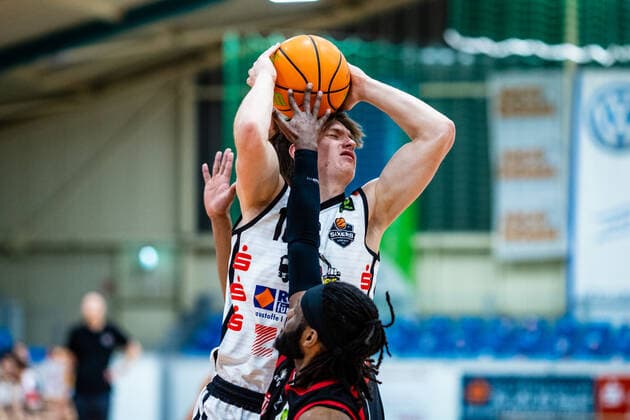 Robin Danes 18 DSW Sixers , Abdulai Abaker 45 ETV Hamburg Basketball during the 2020 21 mens season in the Barmer Bundesliga ProB between BSW Sixers and ETV Hamburg Basketball at Ballsporthalle Sandersdorf on 20 March 2021 in Sandersdorf, Saxony Anhalt, Germany