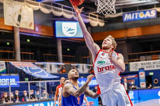 right Christian Sengfelder Brose Bamberg, 43 left Sergio Kerusch Mitteldeutscher BC, 07 MBC Mitteldeutscher BC Brose Bamberg, easyCredit Basketball Bundesliga, Saison 2020 2021, 24 Spieltag, Weißenfels, Germany, 20 03 2021, Copyright: DanielxLöb