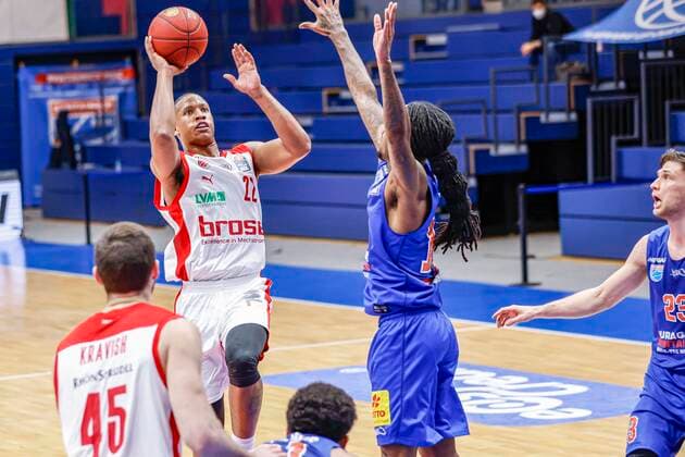 left Devon Hall Brose Bamberg, 22 right Anthony Barber Mitteldeutscher BC, 10 MBC Mitteldeutscher BC Brose Bamberg, easyCredit Basketball Bundesliga, Saison 2020 2021, 24 Spieltag, Weißenfels, Germany, 20 03 2021, Copyright: DanielxLöb