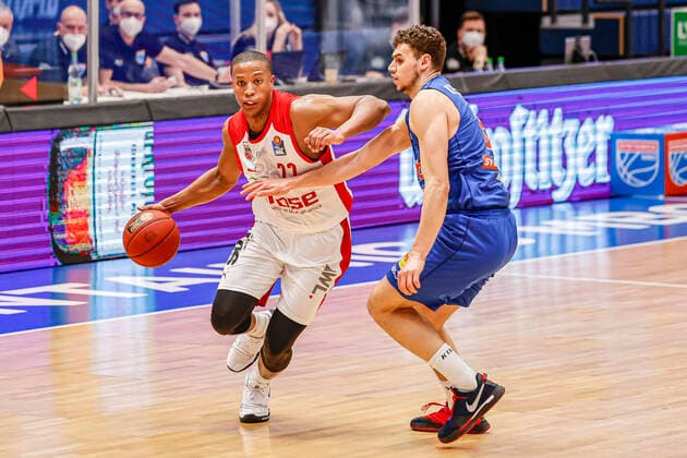 left Devon Hall Brose Bamberg, 22 right Marko Krstanovic Mitteldeutscher BC, 06 MBC Mitteldeutscher BC Brose Bamberg, easyCredit Basketball Bundesliga, Saison 2020 2021, 24 Spieltag, Weißenfels, Germany, 20 03 2021, Copyright: DanielxLöb
