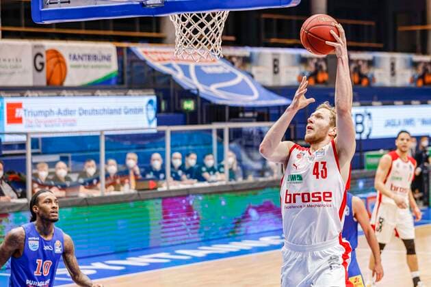 right Christian Sengfelder Brose Bamberg, 43 left Anthony Barber Mitteldeutscher BC, 10 MBC Mitteldeutscher BC Brose Bamberg, easyCredit Basketball Bundesliga, Saison 2020 2021, 24 Spieltag, Weißenfels, Germany, 20 03 2021, Copyright: DanielxLöb