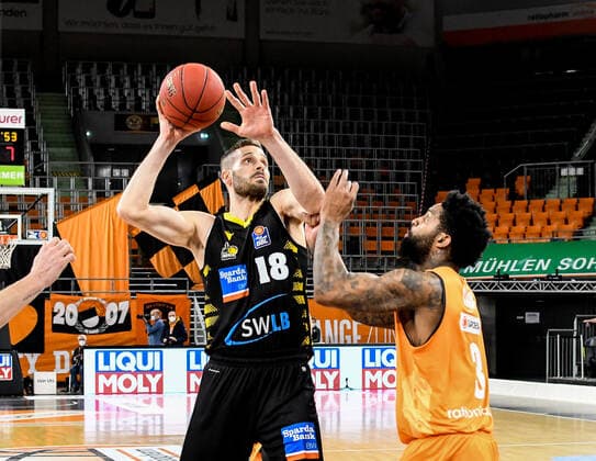GER, BBL, ratiopharm ulm vs MHP RIESEN Ludwigsburg 20 03 2021, ratiopharm arena, Neu Ulm, GER, BBL, ratiopharm ulm vs MHP RIESEN Ludwigsburg, pictured Cameron Clark Ulm, 3 defends against Jonas Wohlfarth Bottermann Ludwigsburg, 18 nordphotoxGmbHx xHafner nph00200