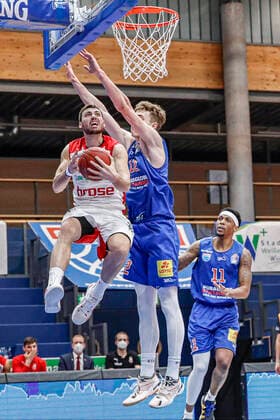 left Chase Fieler Brose Bamberg, 20 right Philipp Hartwich Mitteldeutscher BC, 12 MBC Mitteldeutscher BC Brose Bamberg, easyCredit Basketball Bundesliga, Saison 2020 2021, 24 Spieltag, Weißenfels, Germany, 20 03 2021, Copyright: DanielxLöb